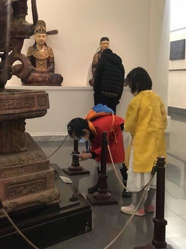 Khách tham quan sử dụng iMuseum VFA Khách tham quan sử dụng iMuseum VFA