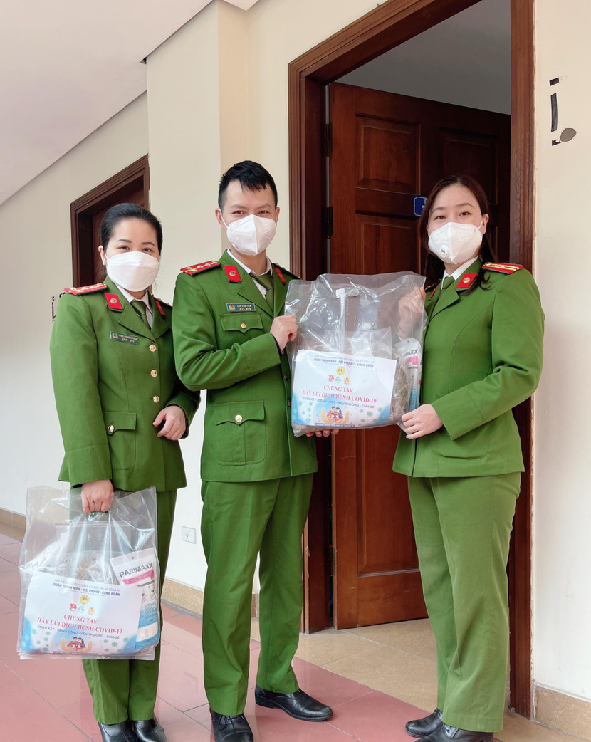 Toàn bộ số quà được trao tặng cán bộ, chiến sĩ.