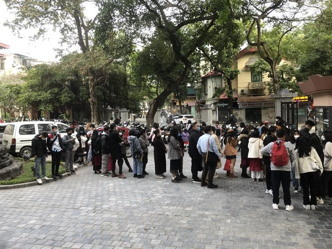 Khách tham quan xếp hàng mua vé Khách tham quan xếp hàng mua vé