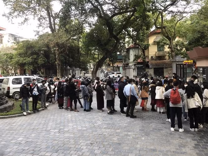 Khách tham quan xếp hàng mua vé Khách tham quan xếp hàng mua vé