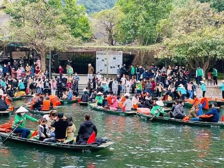 Hàng vạn du khách đổ về Khu du lịch Tràng An trong ngày mùng 5 Tết.