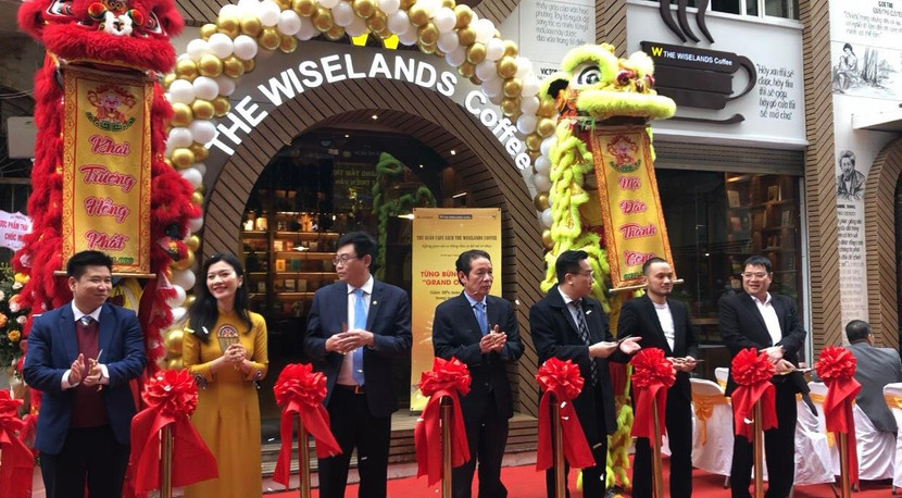 Ông Nguyễn Nguyên, Cục trưởng Cục Xuất bản, In và Phát hành và các đại biểu cắt băng khai mạc hệ thống thư quán cà phê sách Wiselands coffee Ông Nguyễn Nguyên, Cục trưởng Cục Xuất bản, In và Phát hành và các đại biểu cắt băng khai mạc hệ thống thư quán cà phê sách Wiselands coffee