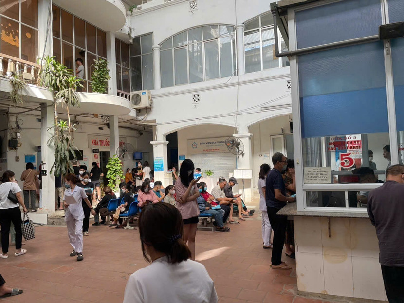 Khuôn viên bên trong Bệnh viện chật hẹp, không có cây xanh