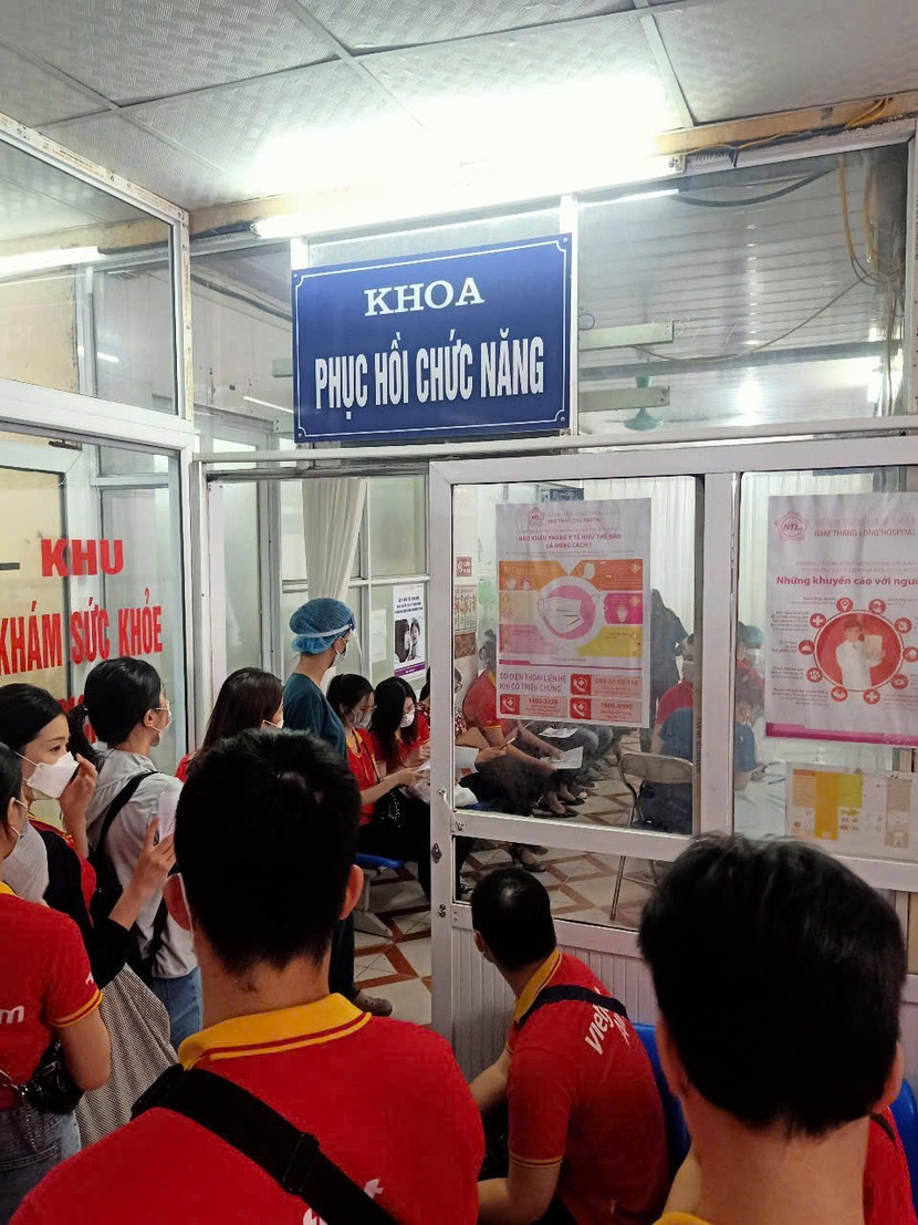 Người dân chờ khám bệnh tại Khoa của Bệnh viện