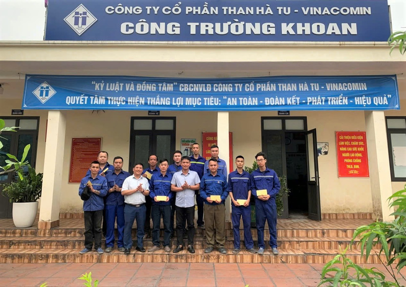Công ty khen thưởng, động viên các cá nhân và tập thể hoàn thành tốt các nhiệm vụ được giao Công ty khen thưởng, động viên các cá nhân và tập thể hoàn thành tốt các nhiệm vụ được giao
