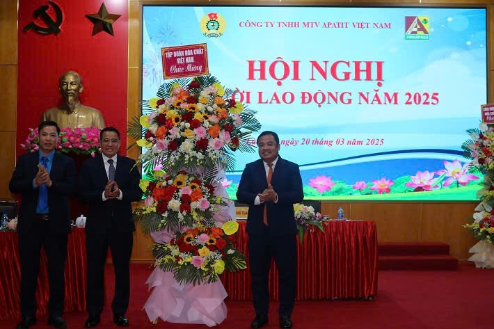 Ông Phùng Quang Hiệp - Ủy viên Ban chấp hành Đảng bộ Chính phủ, Bí thư Đảng ủy, Chủ tịch HĐTV Tập đoàn Hóa chất Việt Nam (ngoài cùng bên phải) tặng hoa chúc mừng Hội nghị