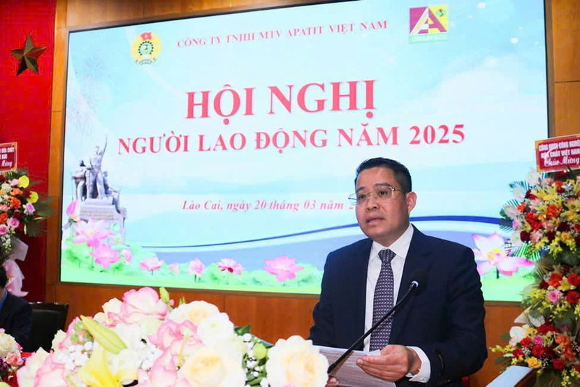 Ông Nguyễn Văn Đông, Tổng Giám đốc Công ty đã trả lời các ý kiến, kiến nghị của đại biểu về công tác tuyển khoáng, công tác cổ phần hóa và đời sống, việc làm, thu nhập của người lao động... tại Hội nghị