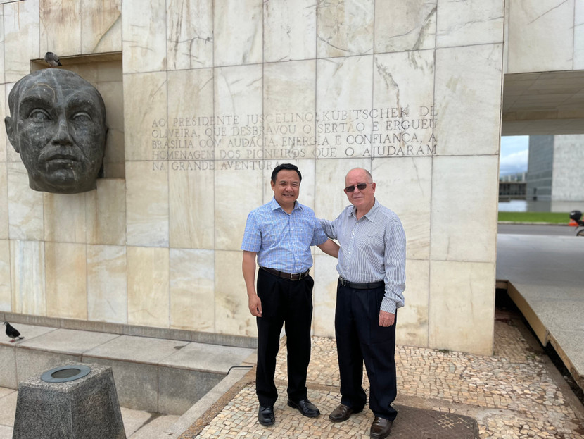 Đại sứ Bùi Văn Nghị và Hạ Nghị sĩ Pedro de Oliveira thăm cầu JK và nhà tưởng niệm Tổng thống J.Kubitschek Đại sứ Bùi Văn Nghị và Hạ Nghị sĩ Pedro de Oliveira thăm cầu JK và nhà tưởng niệm Tổng thống J.Kubitschek