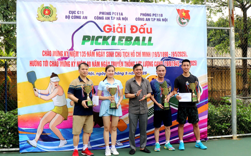 Ban Tổ chức trao tặng giải Nhất cho các cặp đấu đôi xuất sắc Ban Tổ chức trao tặng giải Nhất cho các cặp đấu đôi xuất sắc