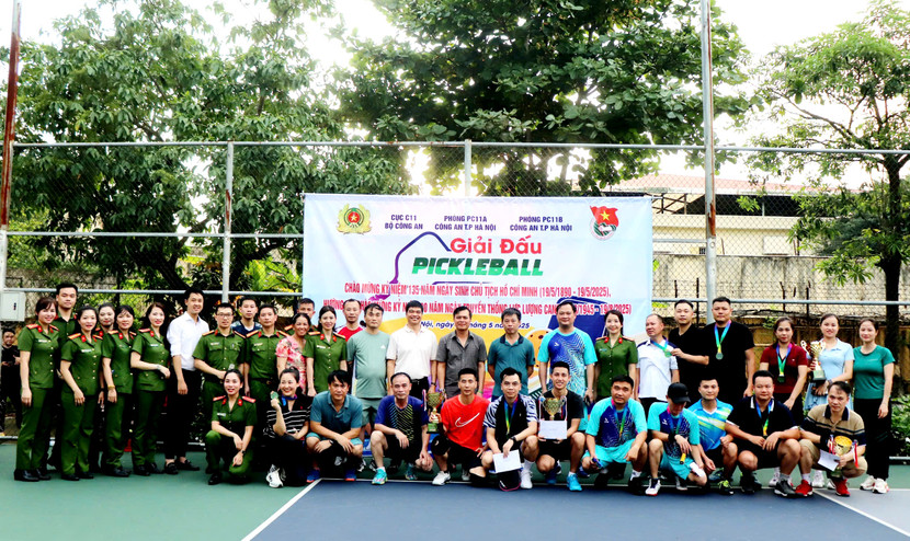 Ban Tổ chức và các vận động viên tham gia Giải đấu chụp ảnh lưu niệm Ban Tổ chức và các vận động viên tham gia Giải đấu chụp ảnh lưu niệm