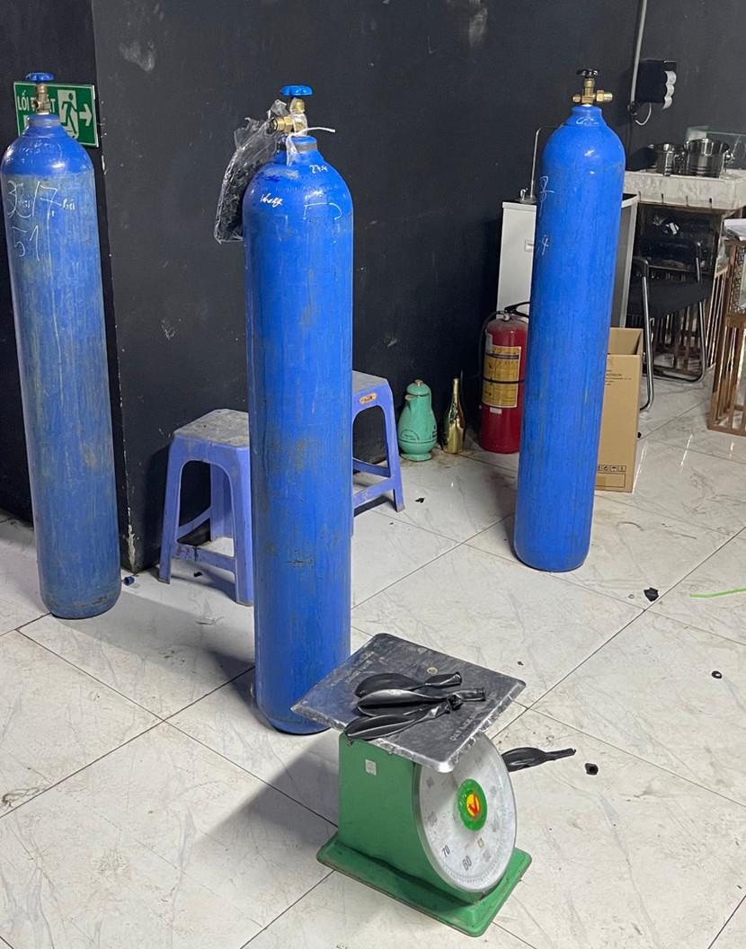 3 bình khí N2O được tìm thấy tại khu vực để đồ và sinh hoạt của nhân viên Ava Lounge 3 bình khí N2O được tìm thấy tại khu vực để đồ và sinh hoạt của nhân viên Ava Lounge