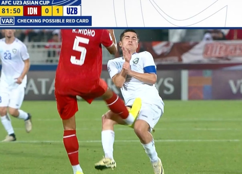 Tình huống Rizky Ridho "góp" thẻ đỏ thứ ba cho Indoneisa Tình huống Rizky Ridho "góp" thẻ đỏ thứ ba cho Indoneisa
