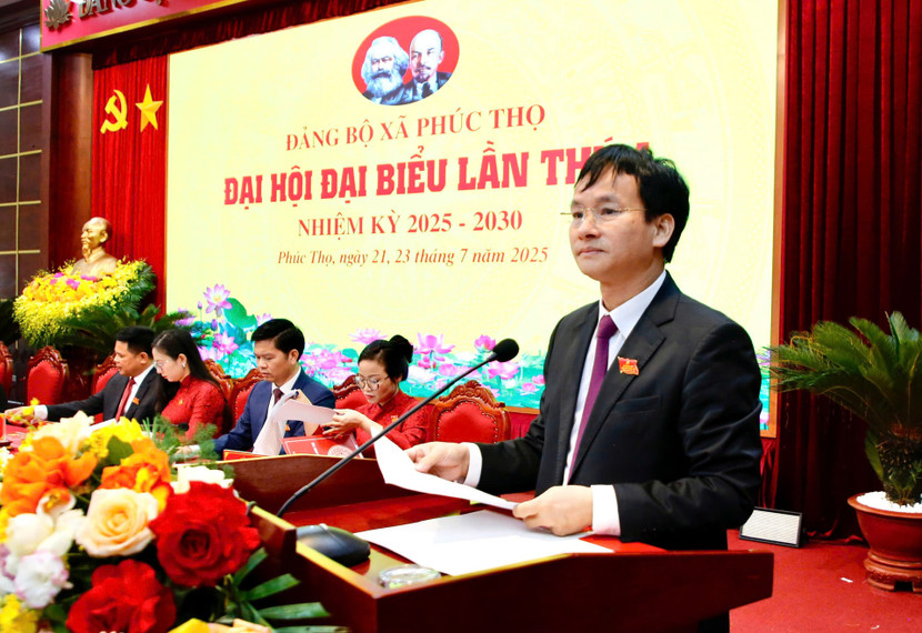 Bí thư Đảng ủy xã Phúc Thọ Nguyễn Doãn Hoàn báo cáo tại đại hội (Ảnh: Viết Thành)