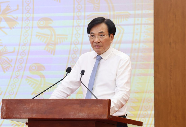 Bộ trưởng, Chủ nhiệm Văn phòng Chính phủ Trần Văn Sơn thông tin tại buổi họp báo