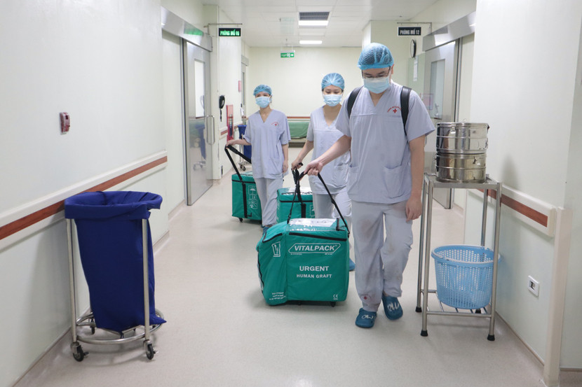 Các mô, tạng từ người hiến được vận chuyển từ Bệnh viện E đến các bệnh viện khác để ghép cho người bệnh