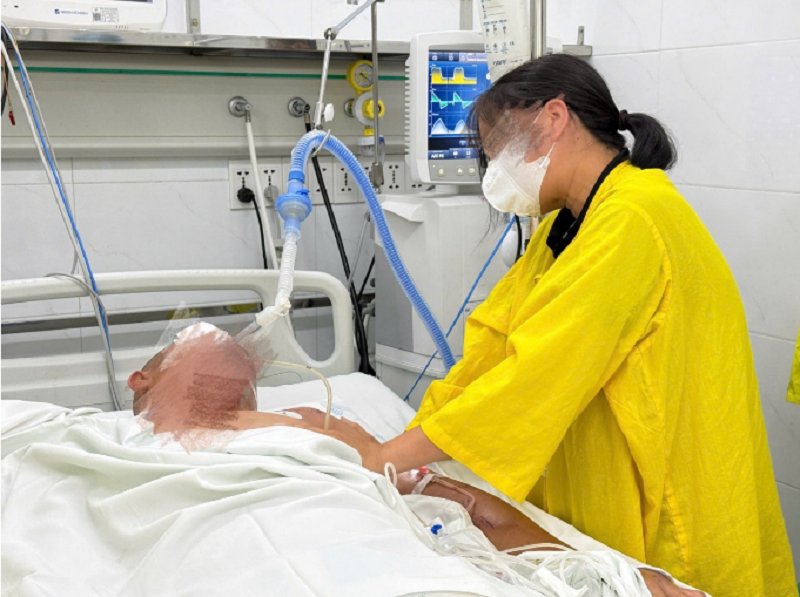 Người vợ từ biệt chồng lần cuối trước khi đưa ra quyết định hiến tạng cứu người