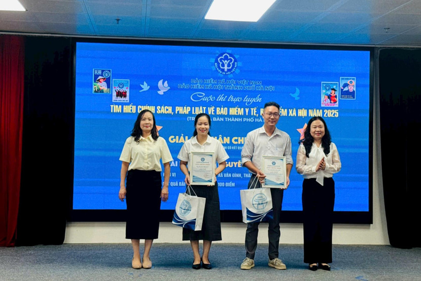 Trao giải Nhất, Nhì cho các thí sinh Trao giải Nhất, Nhì cho các thí sinh