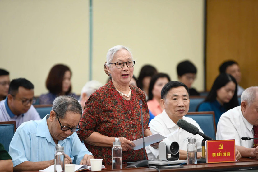 Cử tri nêu ý kiến tại buổi tiếp xúc