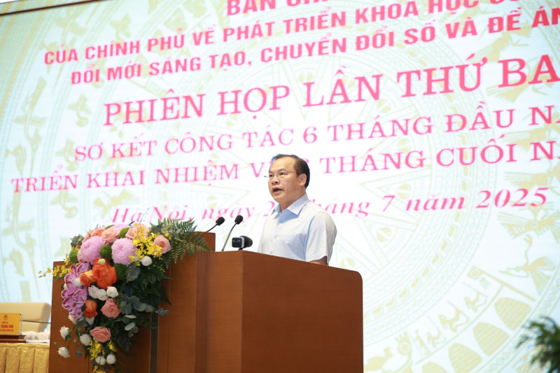 Thứ trưởng Bộ Công an Nguyễn Văn Long báo cáo kết quả triển khai Đề án 06 tại phiên họp