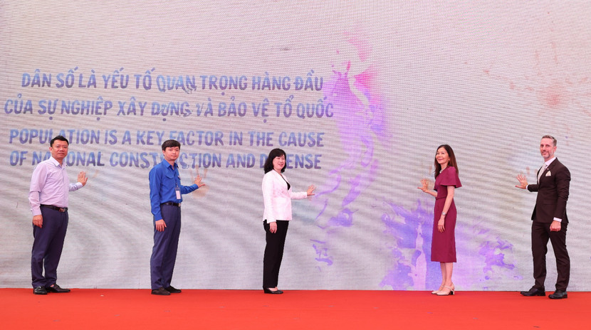 Các đại biểu nhấn nút khởi động và lan tỏa các thông điệp hưởng ứng Ngày Dân số thế giới Các đại biểu nhấn nút khởi động và lan tỏa các thông điệp hưởng ứng Ngày Dân số thế giới