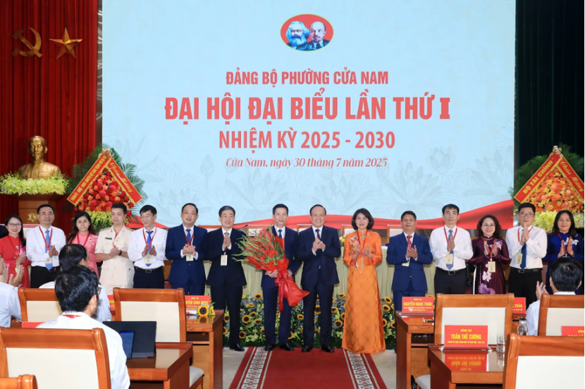 Ban Chấp hành Đảng bộ phường Cửa Nam khoá I, nhiệm kỳ 2025 - 2030 ra mắt Đại hội. Ban Chấp hành Đảng bộ phường Cửa Nam khoá I, nhiệm kỳ 2025 - 2030 ra mắt Đại hội.
