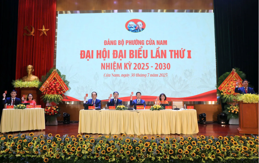 Các đại biểu biểu quyết tại Đại hội Các đại biểu biểu quyết tại Đại hội