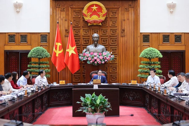 Thủ tướng chủ trì cuộc họp (Ảnh: VGP)