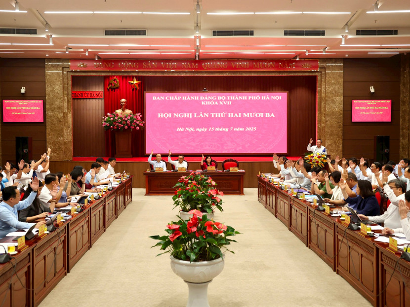 Các đại biểu biểu quyết thông qua chương trình Hội nghị lần thứ 23 Ban Chấp hành Đảng bộ thành phố Hà Nội (Ảnh: Viết Thành)