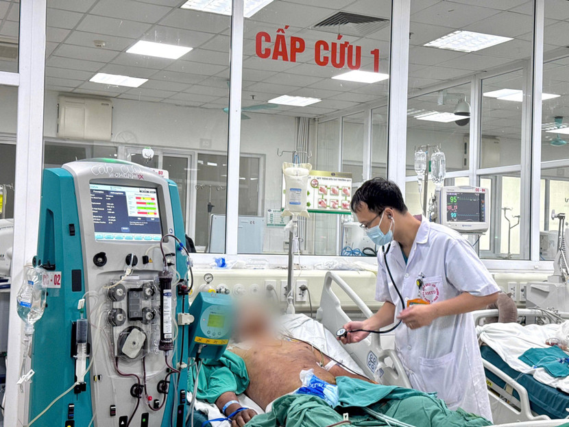 Người bệnh đang được cấp cứu tại BV Bệnh Nhiệt đới Trung ương, tiên lượng dè dặt