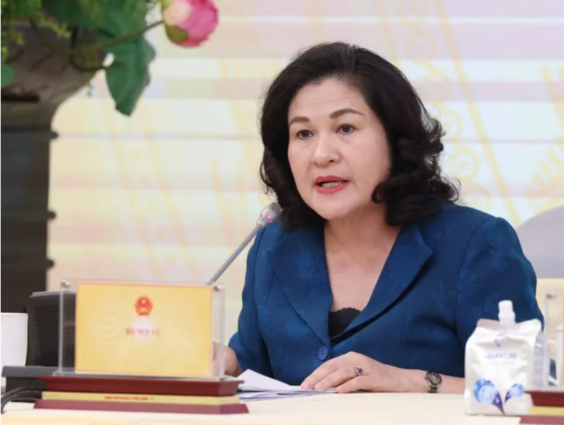 Thứ trưởng Bộ Nội vụ Nguyễn Thị Hà trả lời báo chí