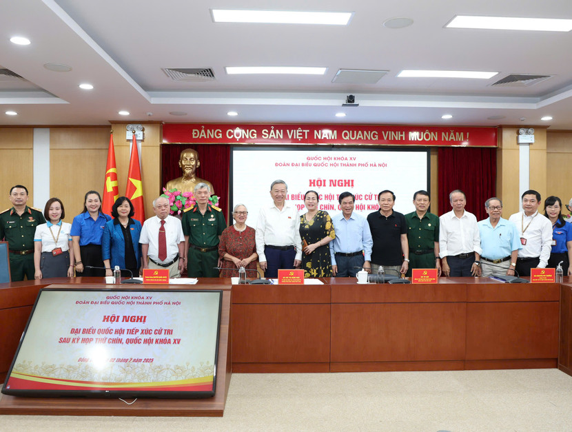 Tổng Bí thư Tô Lâm chụp ảnh chung với các đại biểu và cử tri