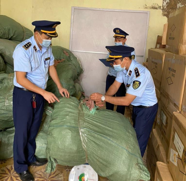 Lực lượng chức năng kiểm tra số lượng hàng hóa gồm nấm Lim và Linh Chi trong bao tải dứa Lực lượng chức năng kiểm tra số lượng hàng hóa gồm nấm Lim và Linh Chi trong bao tải dứa