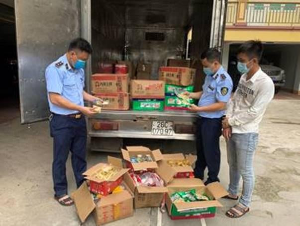 Lực lượng chức năng kiểm tra, phát hiện lô hàng bánh trung thu nhập ngoại không rõ nguồn gốc, chất lượng