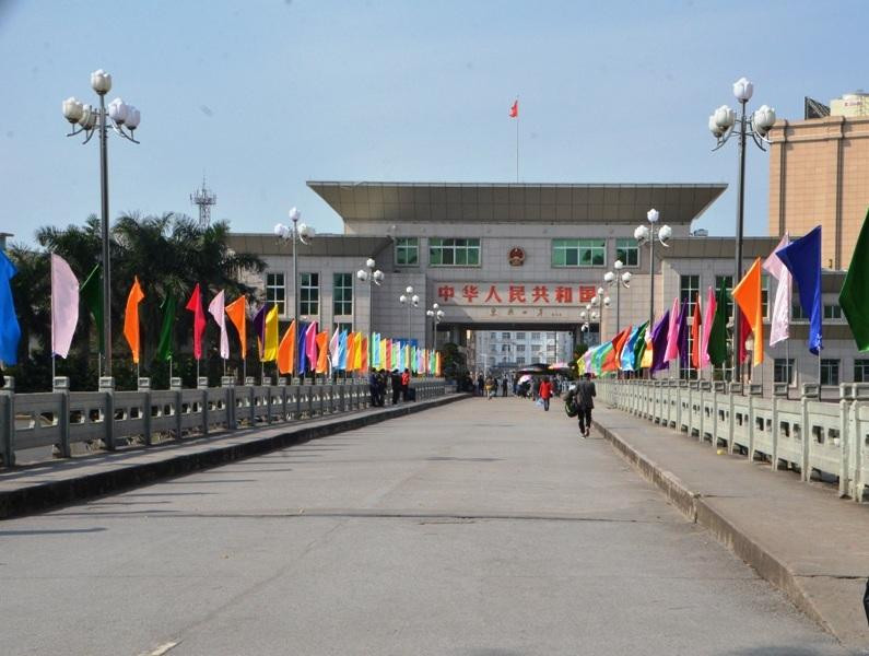 Số lượng hàng hóa xuất nhập khẩu mỗi ngày qua cửa khẩu Móng Cái rất lớn Số lượng hàng hóa xuất nhập khẩu mỗi ngày qua cửa khẩu Móng Cái rất lớn