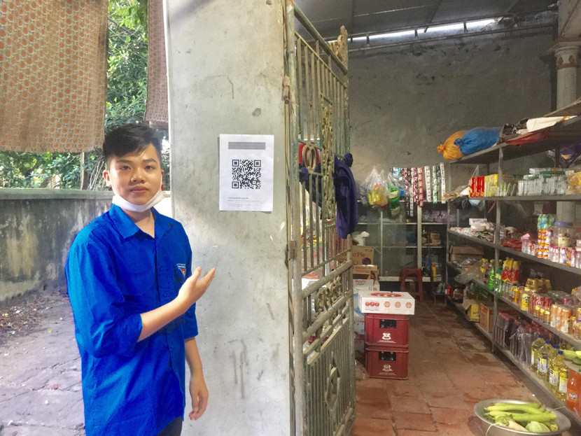 Đoàn viên thanh niên giúp các cơ sở bán hàng tạo và dán mã QR