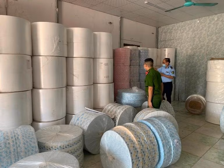 Kho vải không dệt nhập lậu dùng để may khẩu trang vừa bị phát hiện, tạm giữ