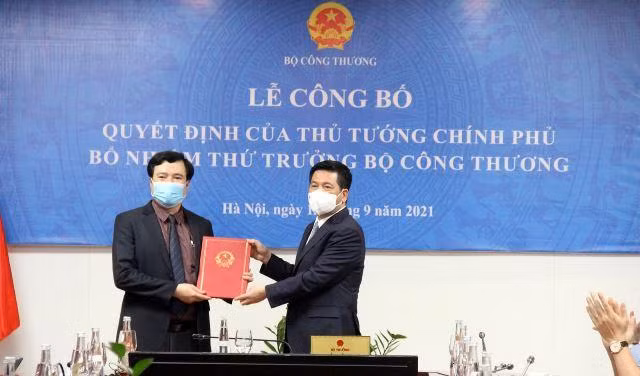 Tân Thứ trưởng Nguyễn Sinh Nhật Tân (trái) nhận Quyết định bổ nhiệm