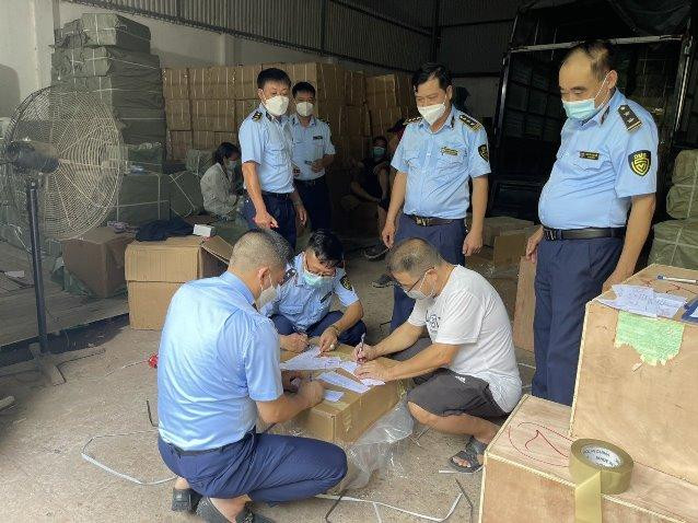 Lực lượng chức năng làm việc với chủ kho hàng người Trung Quốc ngày 12-8 Lực lượng chức năng làm việc với chủ kho hàng người Trung Quốc ngày 12-8