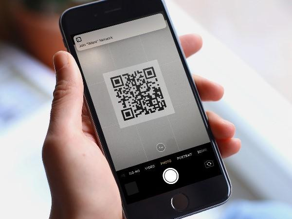 Thêm nhiều điểm bán hàng, người dân quét mã QR
