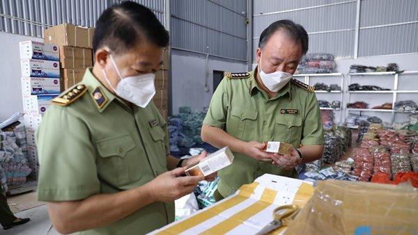 Lãnh đạo Tổng cục QLTT kiểm tra hàng hóa vi phạm trong vụ việc