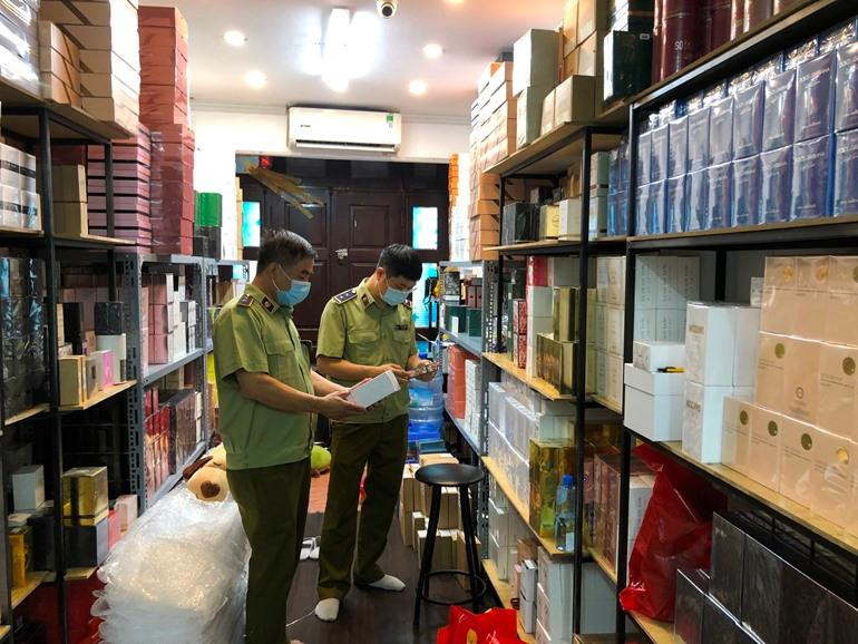 Lực lượng chức năng kiểm tra kho hàng tại 91 Hàng Gà