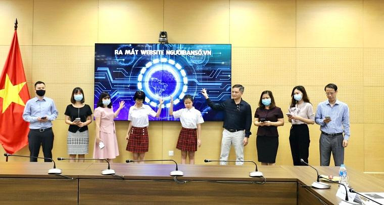 Các đại biểu dự lễ ra mắt, trải nghiệm website "biết nói"