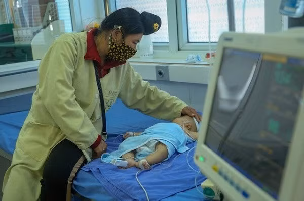 Một trẻ đang được theo dõi, điều trị tại Bệnh viện Đa khoa tỉnh Sơn La