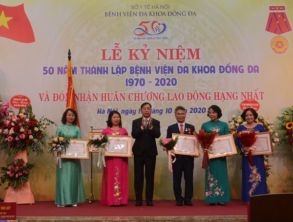 Giám đốc Sở Y tế Hà Nội Nguyễn Khắc Hiền trao tặng Bằng khen của UBND TP cho các cá nhân Bệnh viện Đa khoa Đống Đa Giám đốc Sở Y tế Hà Nội Nguyễn Khắc Hiền trao tặng Bằng khen của UBND TP cho các cá nhân Bệnh viện Đa khoa Đống Đa