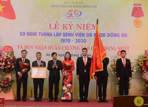 Phó Chủ tịch UBND TP Hà Nội Ngô Văn Quý thay mặt Đảng, Nhà nước trao tặng Huân chương Lao động hạng Nhất cho Bệnh viện Đa khoa Đống Đa Phó Chủ tịch UBND TP Hà Nội Ngô Văn Quý thay mặt Đảng, Nhà nước trao tặng Huân chương Lao động hạng Nhất cho Bệnh viện Đa khoa Đống Đa