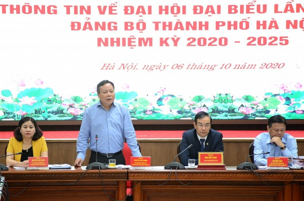 Trưởng Ban Tuyên giáo Thành ủy Nguyễn Văn Phong trả lời báo chí