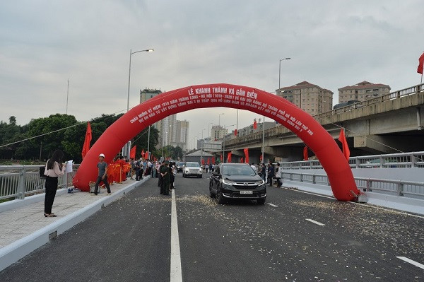 Ngay sau lễ cắt băng khánh thành, tuyến đường vành đai 3 đi thấp qua hồ Linh Đàm chính thức thông xe