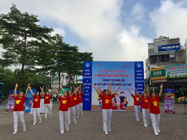 Một điểm truyền thông kỷ niệm ngày Quốc tế người cao tuổi tại quận Ba Đình