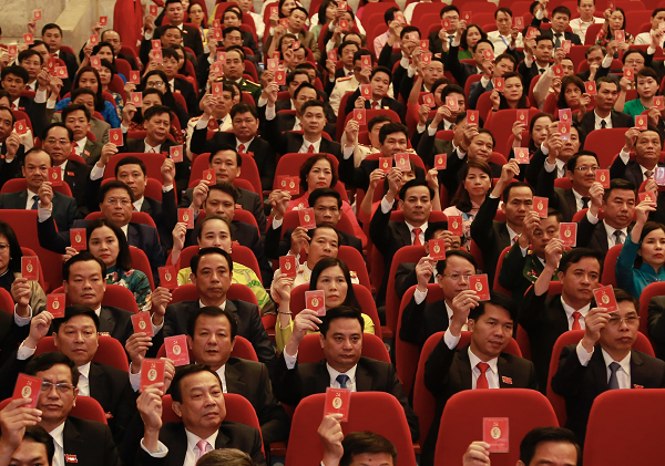 Các đại biểu biểu quyết thông qua đề án nhân sự tại đại hội