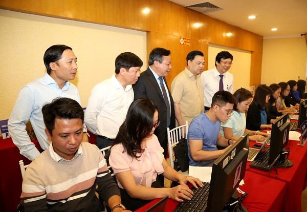 Các đại biểu tham quan trung tâm báo chí